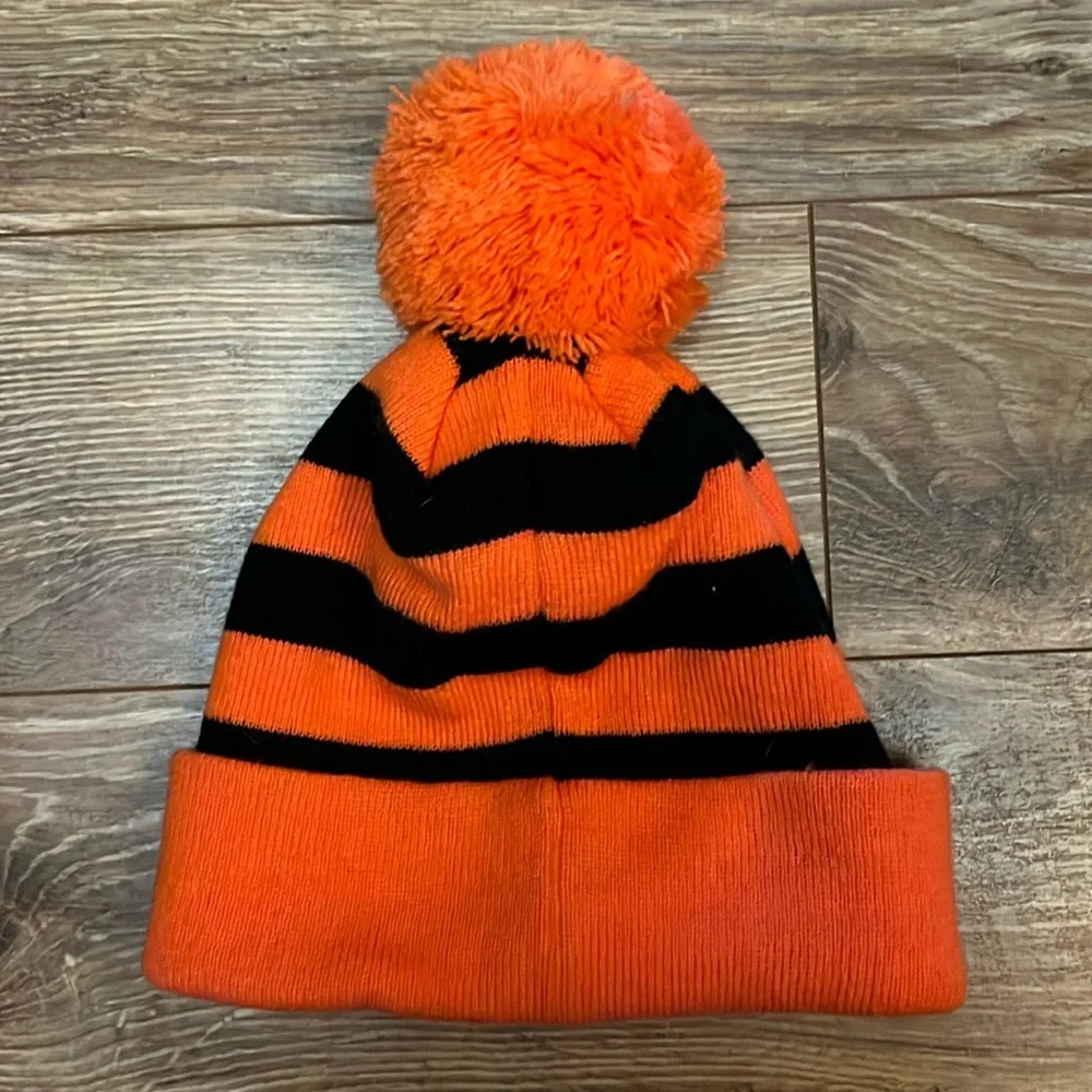 NWOT Philadelphia Flyers Beanie Hat with PomPom Youth